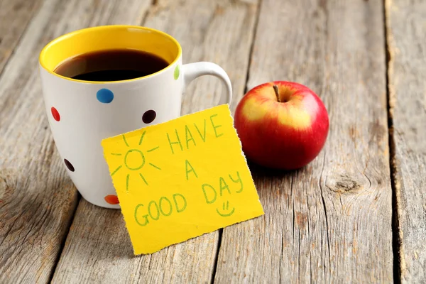 Tenga una buena nota del día con café y manzana — Foto de Stock