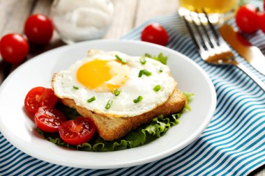 Kızarmış yumurta ile tost plaka üzerinde
