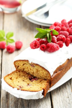 frambuazlı pasta plaka üzerinde