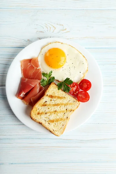 Kızarmış yumurta, pastırma ve tost ile — Stok fotoğraf