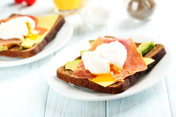 Huevos con aguacate y tocino en tostadas —  Fotos de Stock