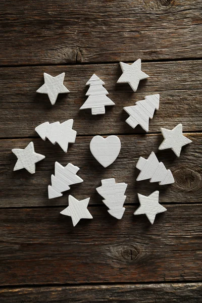 Beyaz dekoratif kalp, yıldız ve köknar ağaçlarının — Stok fotoğraf