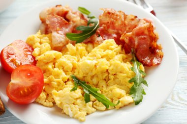 sahanda yumurta, pastırma ve sebze ile