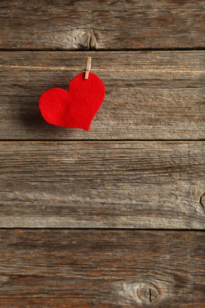 Coração de amor pendurado na corda — Fotografia de Stock