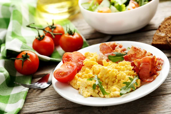 Scrambled eggs with bacon and vegetables — Stock Photo, Image