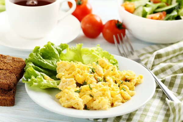 Äggröra med bröd och grönsaker — Stockfoto