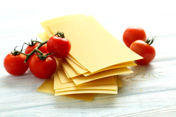 Lasanha folhas de macarrão com tomate cereja — Fotografia de Stock