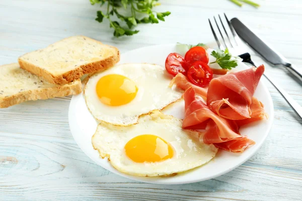 Gebakken eieren met bacon en toast — Stockfoto