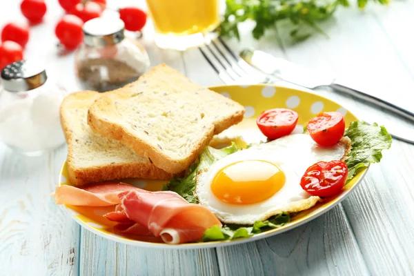 Fried eggs with bacon and toasts — Stock Photo, Image