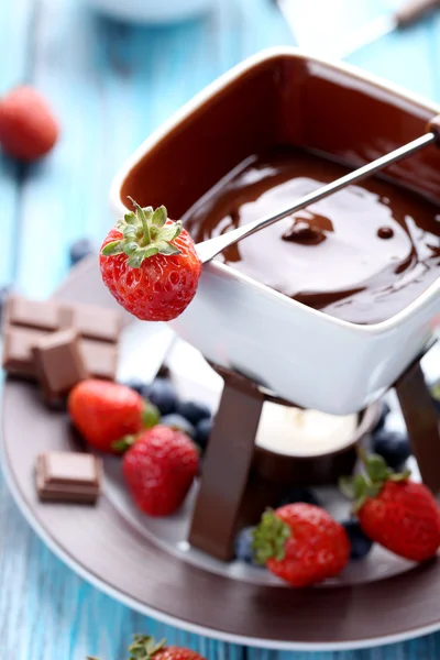 Chocolade fondue met verse bessen — Stockfoto