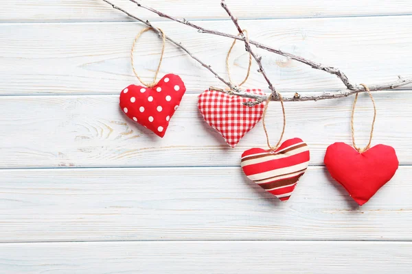 Coeurs d'amour suspendus à une branche d'arbre — Photo