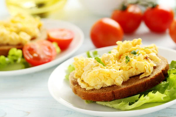 Ovos mexidos com pão e legumes — Fotografia de Stock