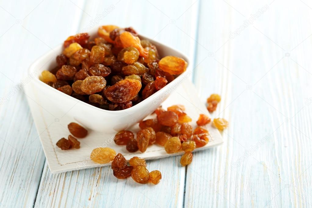 Dried delicious raisins