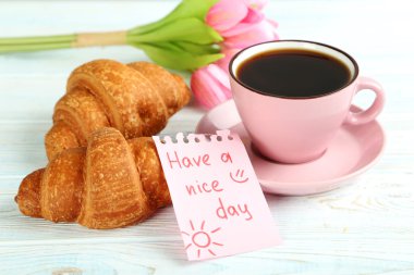 Not kağıdı fincan kahve ile