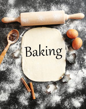 Oklava kaşık, yumurta ve un ile