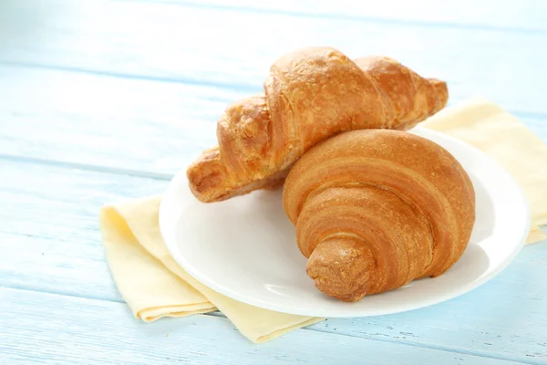 Chutné croissanty na desce — Stock fotografie