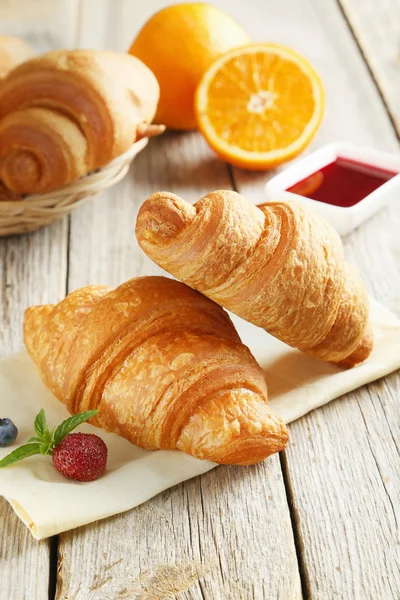 Friss, ízletes croissant bogyókkal — Stock Fotó