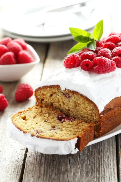 frambuazlı pasta plaka üzerinde