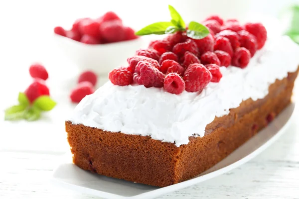 Raspberry cake op plaat — Stockfoto