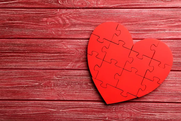 Corazón rompecabezas rojo —  Fotos de Stock