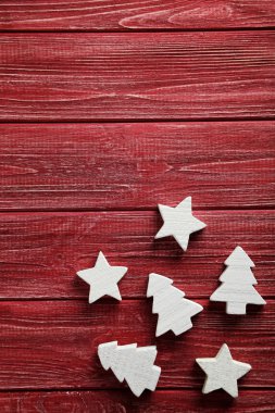 Dekoratif beyaz yıldızlar ve köknar ağaçlarının