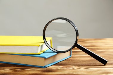 Kitap olan büyüteç