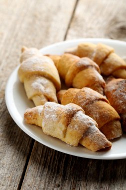 Ev yapımı taze kruvasanlar