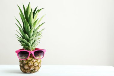 Masada olgun ananas