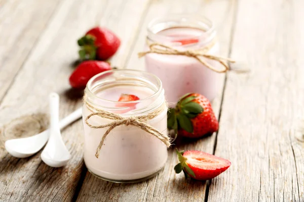 Yogurt en vasos en la mesa — Foto de Stock