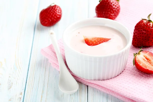 Yogurt con fresas en un bol — Foto de Stock