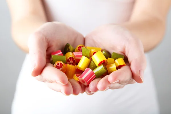 Manos femeninas con caramelos — Foto de Stock