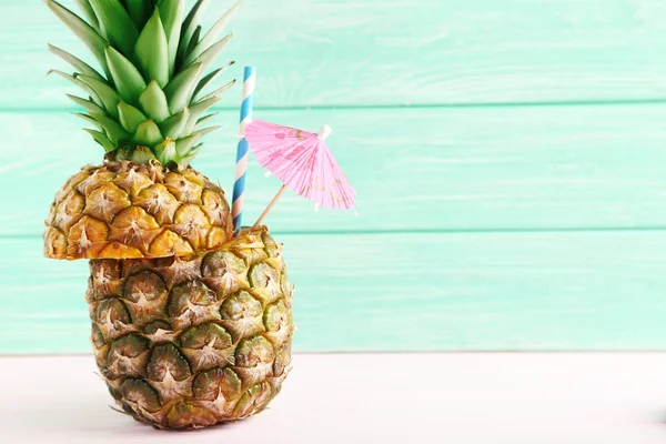 Dojrzały ananas na stole — Zdjęcie stockowe