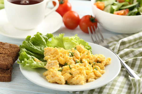 Huevos revueltos con pan —  Fotos de Stock