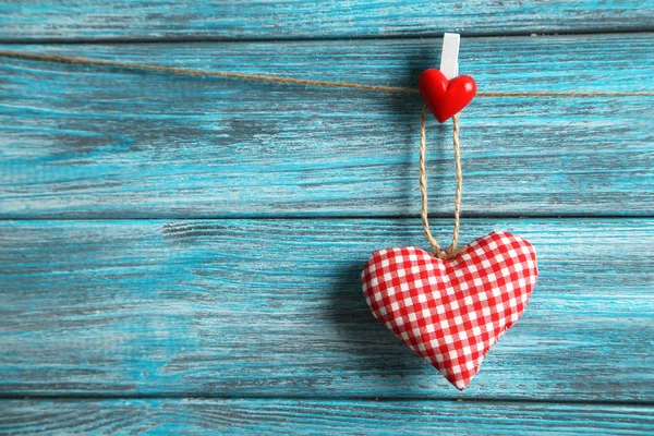 Coração de amor pendurado na corda — Fotografia de Stock