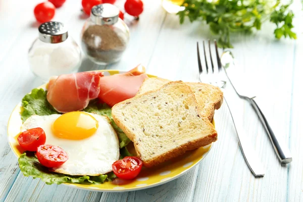 Stekt ägg med bacon och rostat bröd — Stockfoto