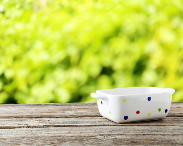 пустая чаша на деревянном столе