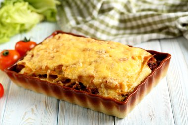 Kabın içinde İtalyan lazanya