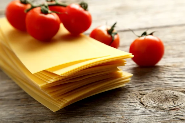 Lasanha folhas de macarrão com tomate cereja — Fotografia de Stock