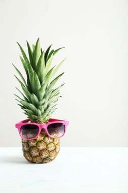 Güneş gözlüklü olgun ananas