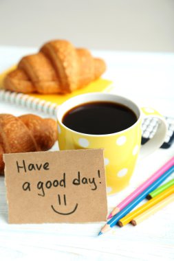 Not kağıt parçası fincan kahve ve kruvasan mavi ile woo