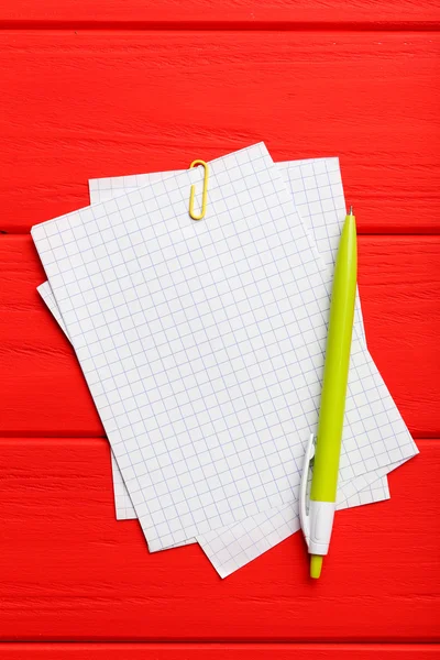 Blatt Papier mit Stift — Stockfoto