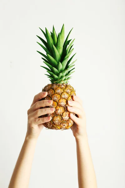 Erkek holding olgun ananas eller — Stok fotoğraf