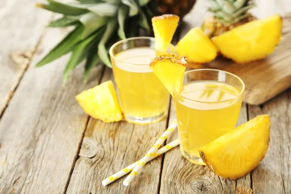 Brýlemi ananas juice — Stock fotografie