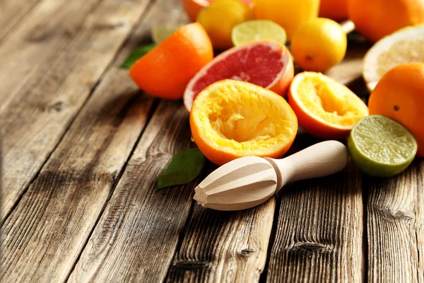 Citrusové plody s odšťavňovačem — Stock fotografie
