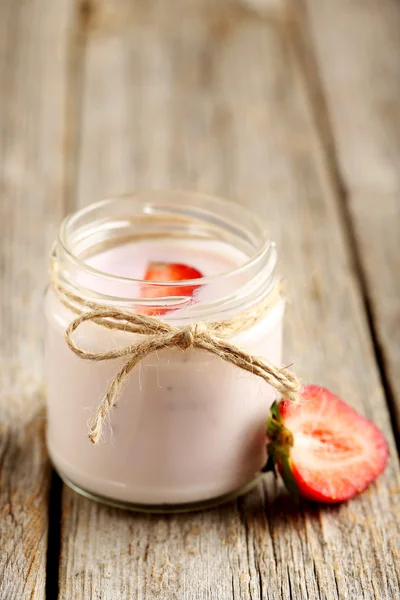 Iogurte de morango em vidro — Fotografia de Stock