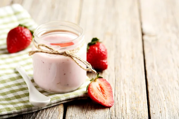 Yogurt alla fragola in vetro — Foto Stock