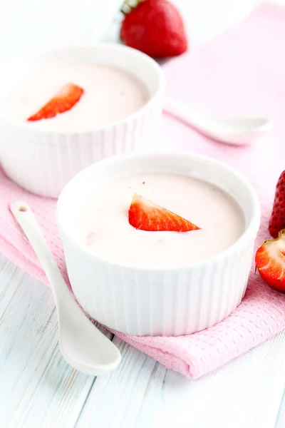 Yogur de fresa en un tazón — Foto de Stock