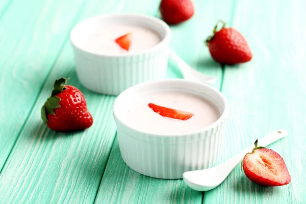 Strawberry yoghurt i skål — Stockfoto