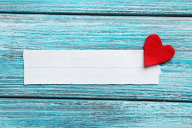 Kırmızı kalp ve boş kağıt 