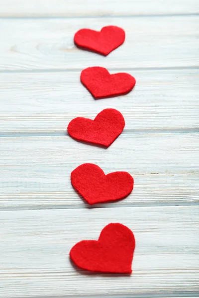 Röda hjärtan på bord — Stockfoto